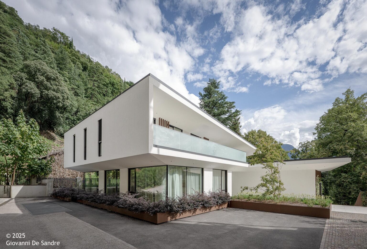 Parkclinic Martinsbrunn: weißes Klinikgebäude im Park