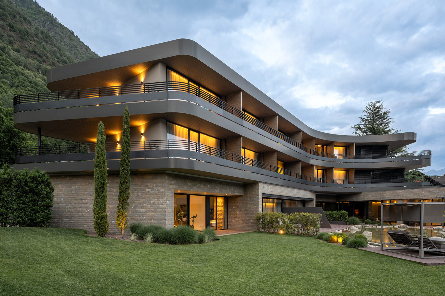 Klein Fein Hotel Anderlahn in Partschins in der Abenddämmerung