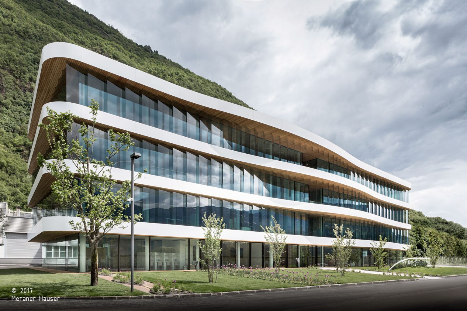 Dr. Schär Headquarters: geschwungene weiße Fassadenbänder